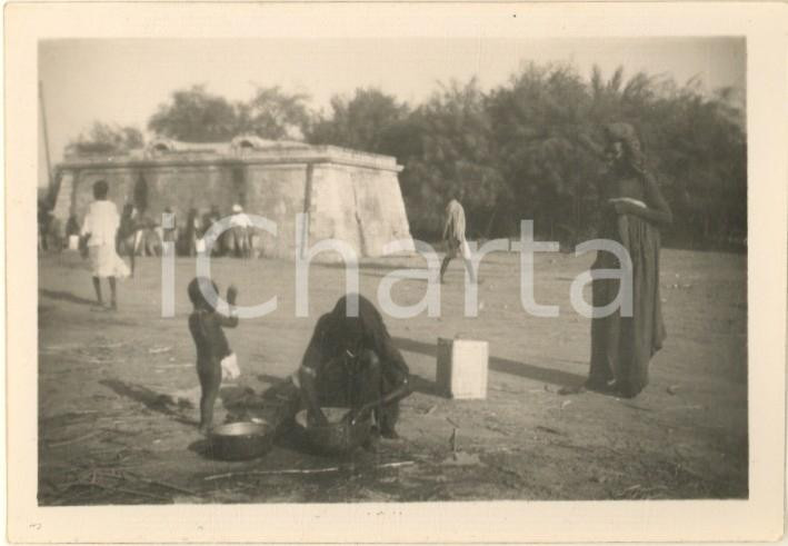 Fotografia d epoca originale 1935 ca COSTUMI AOI SOMALIA Donna indigena con le pentole in piazza  Foto 9x6 1