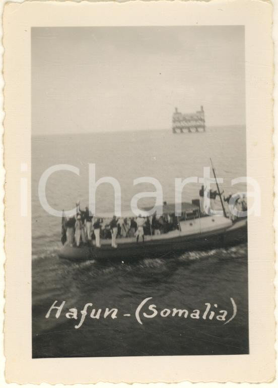 Fotografia d epoca originale 1935 ca AOI HAFUN SOMALIA Barca con ufficiali italiani  Foto 7x10 cm 1
