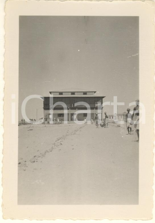 Fotografia d epoca originale 1935 ca AOI ERITREA ? Edificio coloniale sulla spiaggia Foto ANIMATA 7x9 cm 1