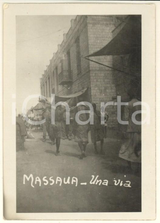 Fotografia d epoca originale 1935 ca AOI MASSAUA Via con negozi e magazzini indigeni Foto ANIMATA 7x10 cm 1