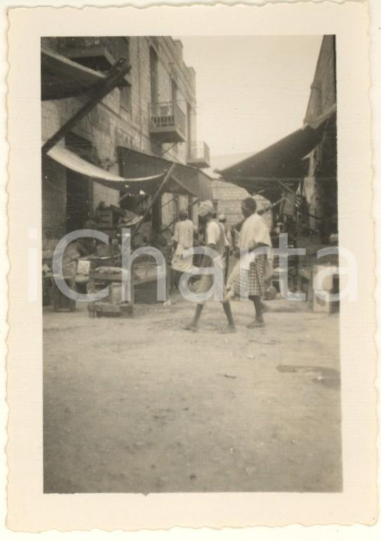 Fotografia d epoca originale 1935 ca AOI MASSAUA Via con negozi e magazzini indigeni Foto ANIMATA 7x10 cm 1