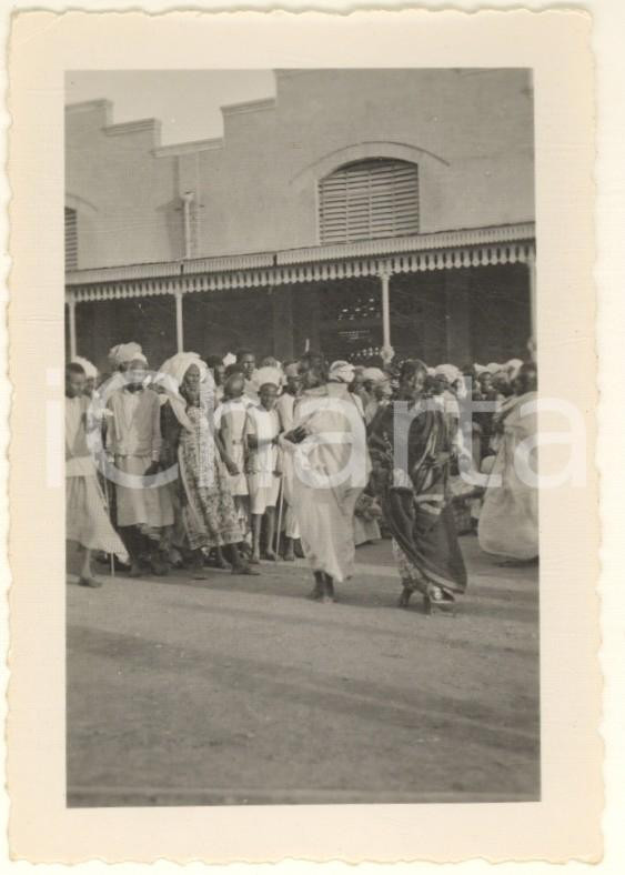 Fotografia d epoca originale 1935 ca AOI Porto MASSAUA  Indigeni durante un evento  Notabili Foto 7x10 1