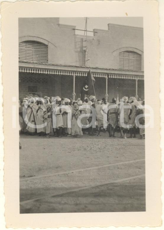 Fotografia d epoca originale 1935 ca AOI Porto di MASSAUA  Indigeni in attesa di un evento  Foto 7x10 3 1