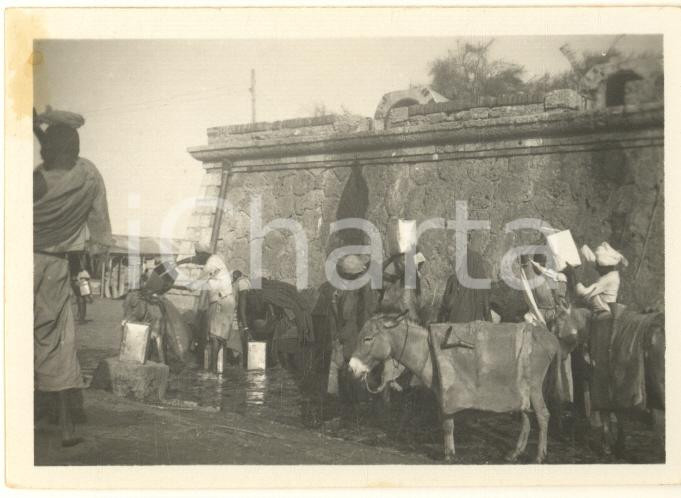 Fotografia d epoca originale 1935 ca COSTUMI AOI SOMALIA Approvvigionamento di acqua  Indigeni  Foto 9x6 1