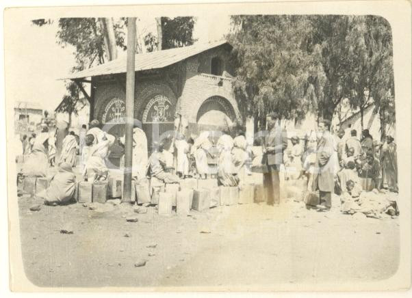 Fotografia d epoca originale 1935 ca AOI ASMARA ERITREA Indigeni a una fontana  Fotografia 8x6 cm 1
