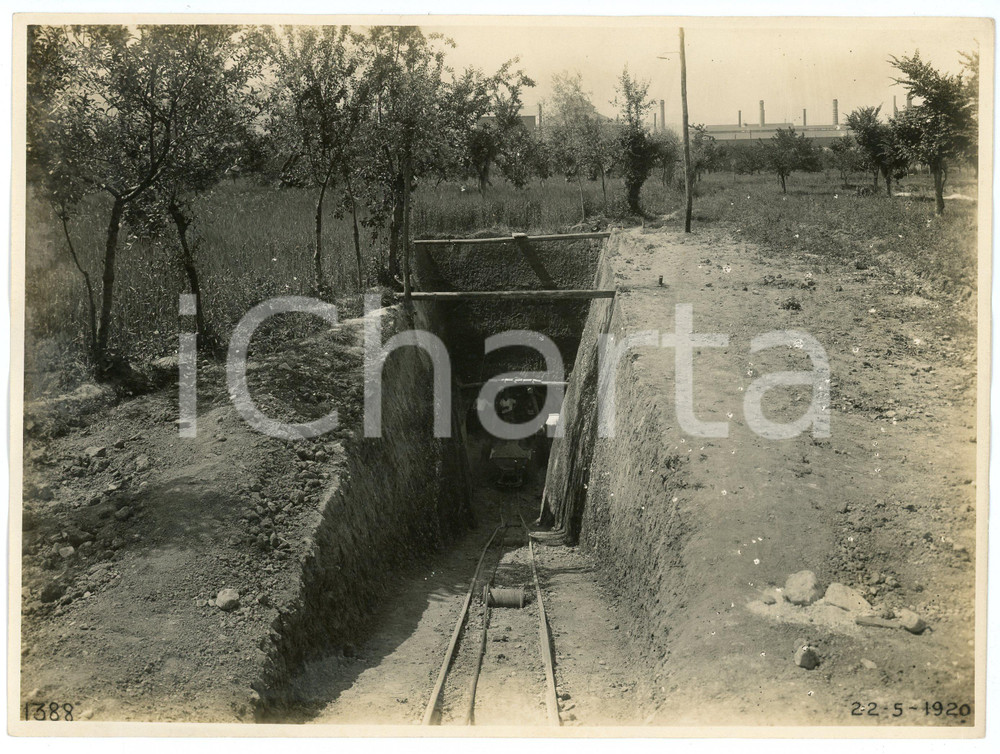 Fotografia d epoca originale 1920 BRESCIA Via dei bagni 4 FONDERIA VANZANI Operai scavano cunicolo  Foto 1