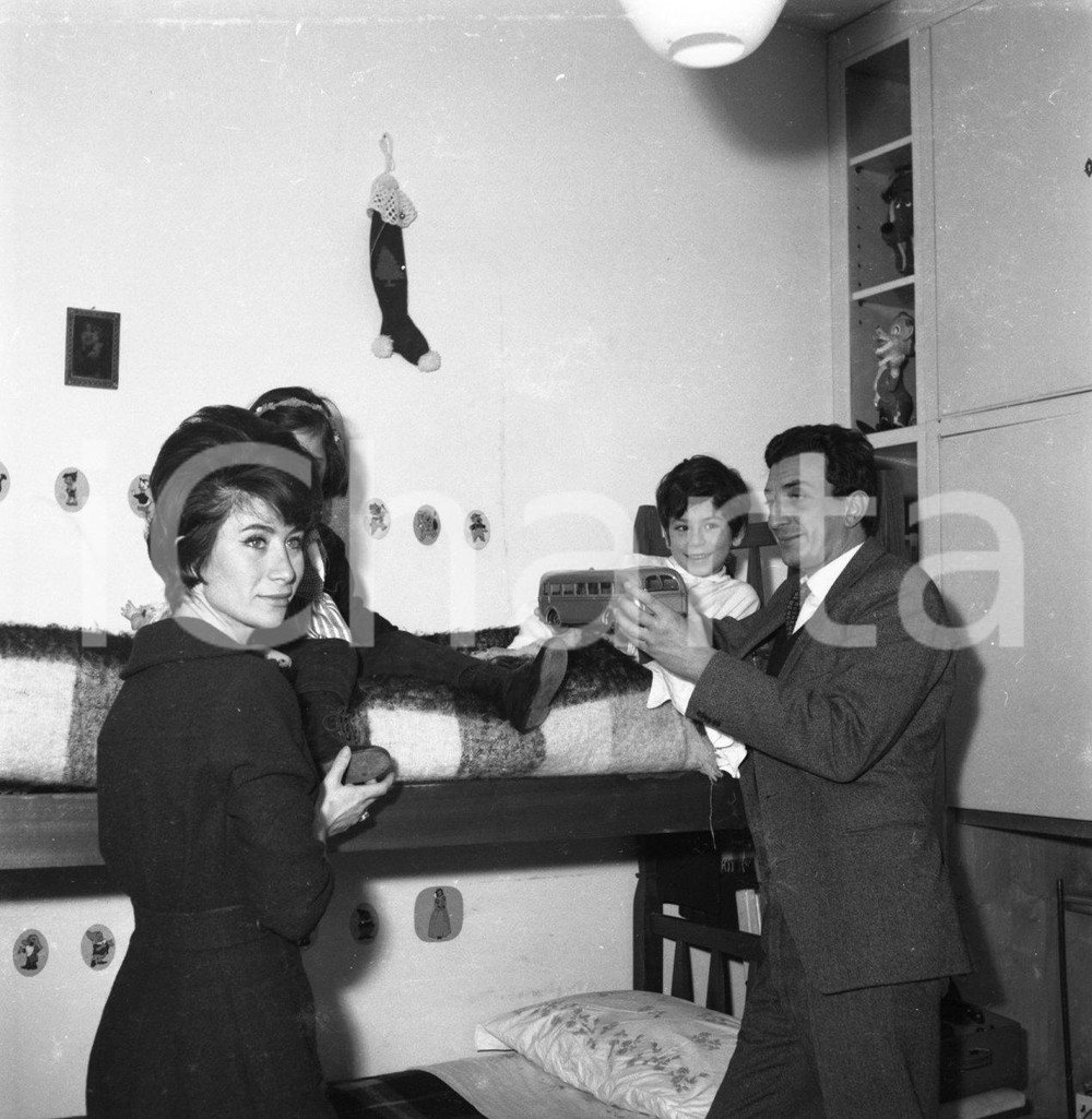 Fotografia d epoca originale 1965ca ROMA Luigi VANNUCCHI ritratto nella sua abitazione NEGATIVO ORIGINALE 11 1
