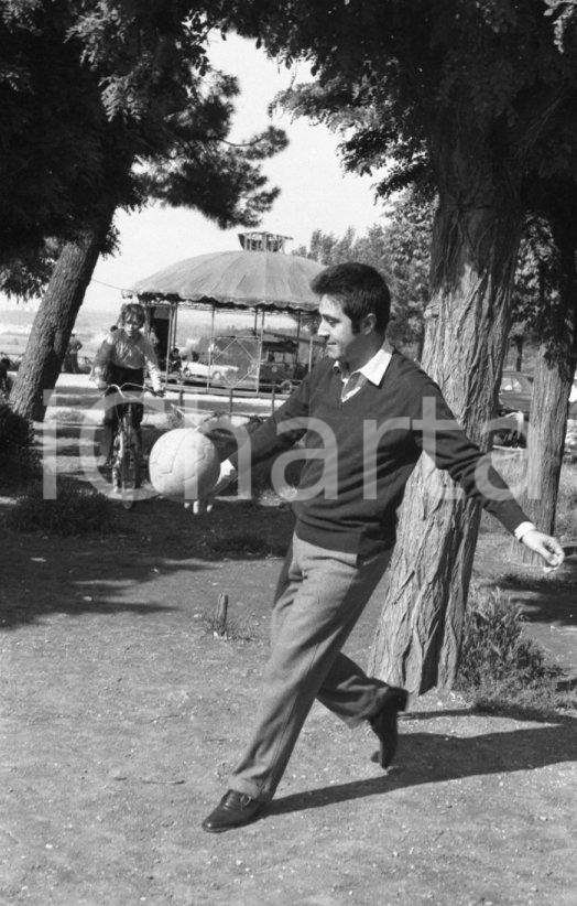 Fotografia d epoca originale 1970ca ROMA Fausto CIGLIANO gioca con pallone al parco NEGATIVO ORIGINALE 1
