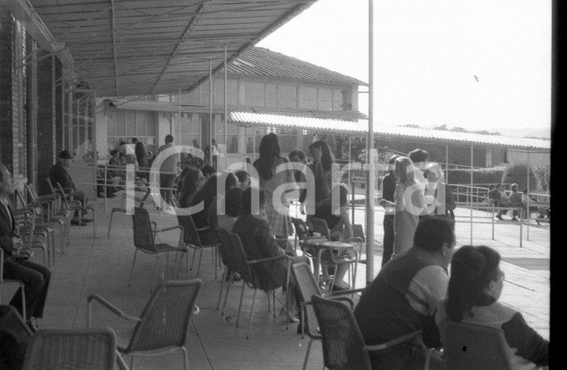Fotografia d epoca originale 1970ca ROMA Pubblico al Circolo assiste al Tiro al piattello NEGATIVO ORIGINALE 1