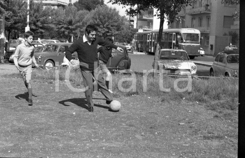 Fotografia d epoca originale 1970ca ROMA Fausto CIGLIANO gioca a calcio con ragazzi NEGATIVO ORIGINALE 13 1