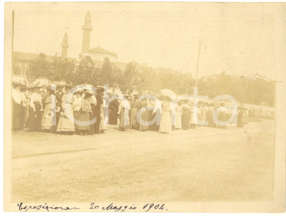 Fotografia d epoca originale Maggio 1904 TORINO Città della Scienza  Donne in fila per Esposizione Foto 12x9 1