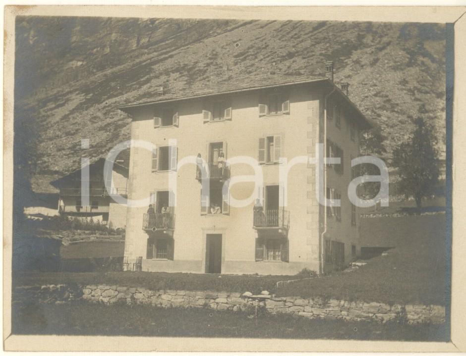 Fotografia d epoca originale 1910 ca COURMAYEUR AO Edificio con donne alla finestra Foto anonima 12x9 cm 1