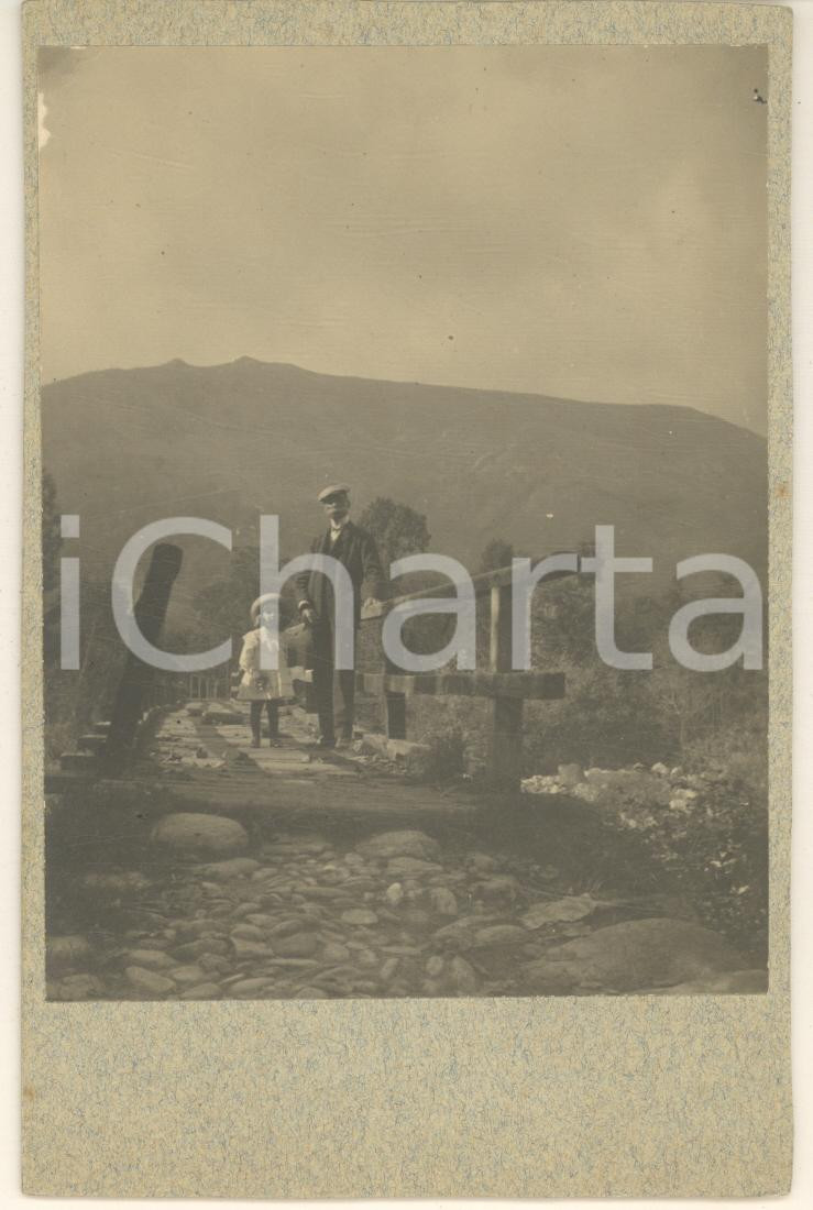 Fotografia d epoca originale 1910 ca BORGATA VICO / RUBIANA Nonno e nipote su ponticello Foto 9x14 1 1