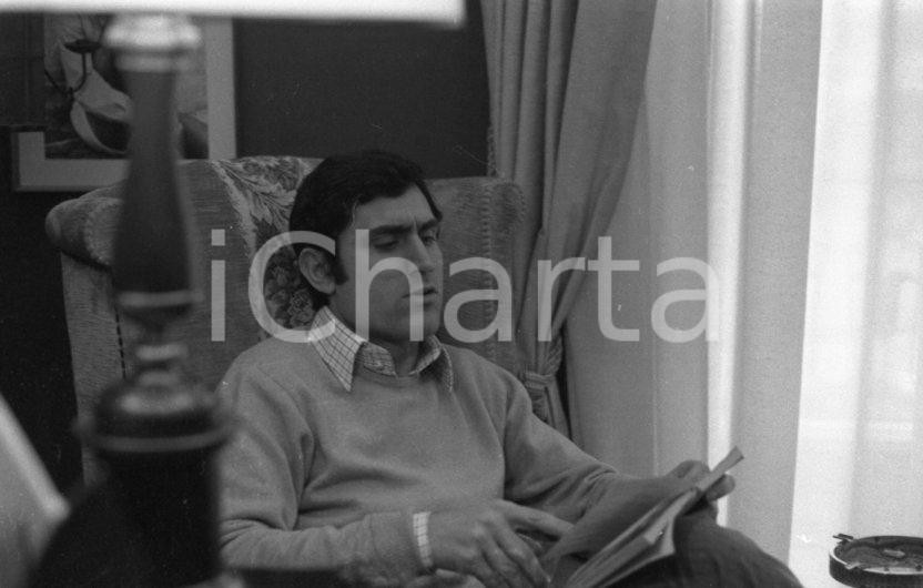 Fotografia d epoca originale 1970ca ROMA Lando BUZZANCA ritratto in poltrona in casa NEGATIVO ORIGINALE 1 1