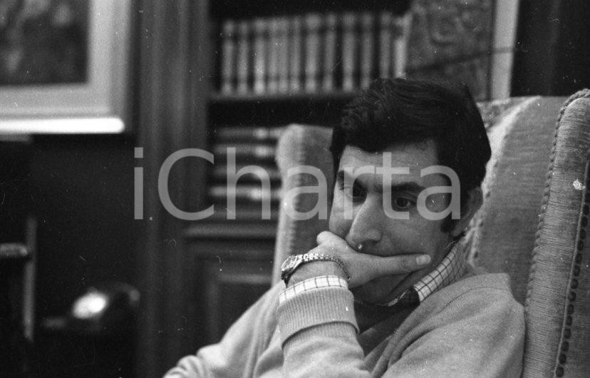 Fotografia d epoca originale 1970ca ROMA Lando BUZZANCA ritratto in poltrona  NEGATIVO ORIGINALE 14 1