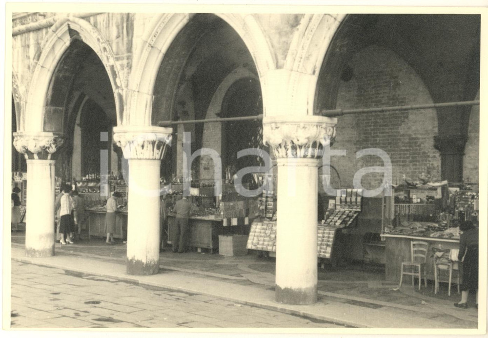 Fotografia d epoca originale 1960 ca VENEZIA Palazzo Ducale  Mercatino dell antiquariato  Foto 12x17 cm 1