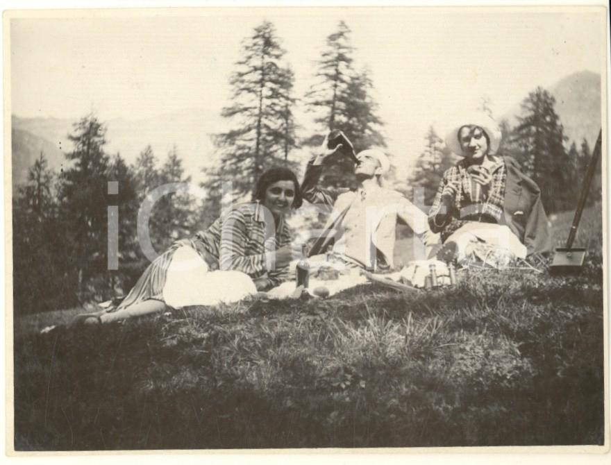 Fotografia d epoca originale 1930 ca Area di CHAMONIX  Escursionisti durante un picnic Foto vintage 11x8 cm 1