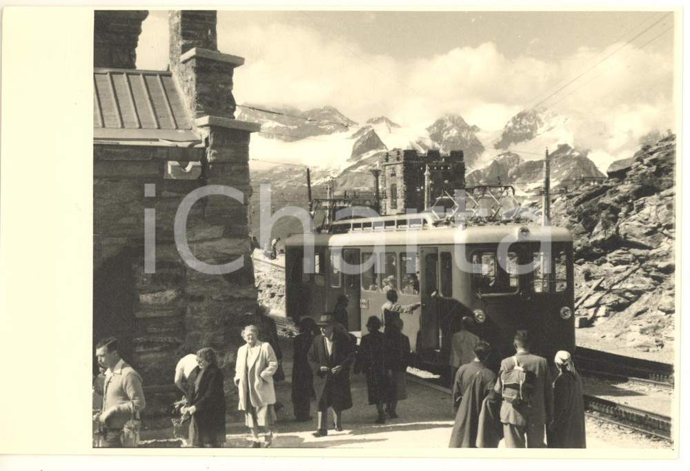 Fotografia d epoca originale 1960 ca ZERMATT SVIZZERA Stazione ferroviaria  Foto vintage animata 12x17 cm 1