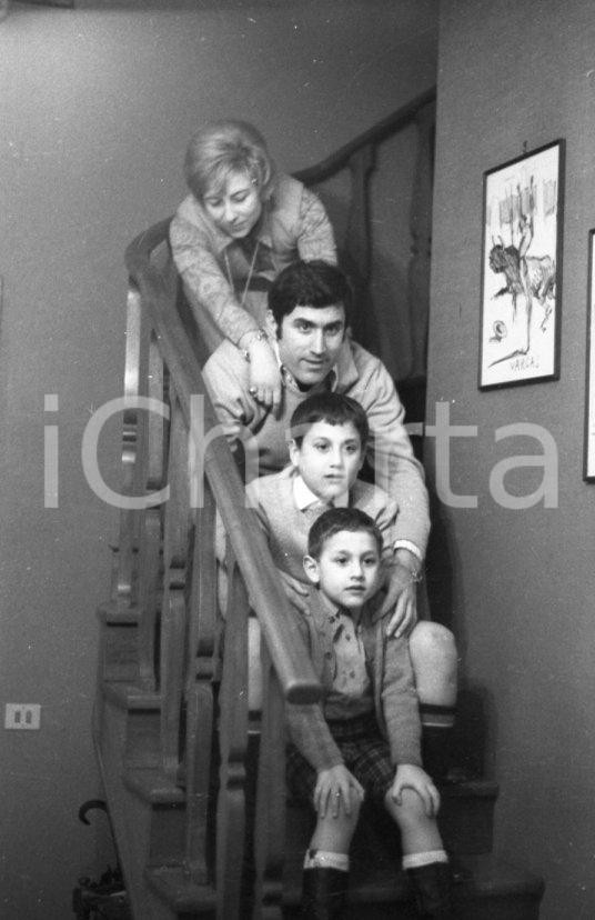 Fotografia d epoca originale 1970ca ROMA Lando BUZZANCA ritratto familiare NEGATIVO ORIGINALE 24 1