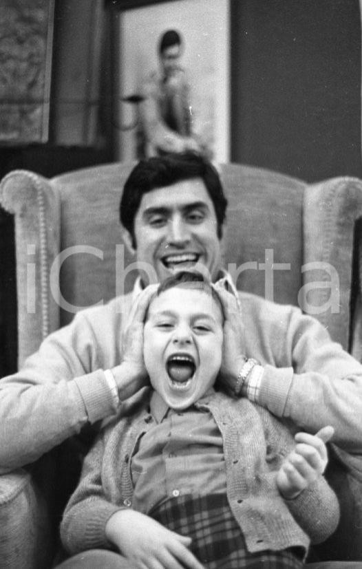 Fotografia d epoca originale 1970ca ROMA Lando BUZZANCA con il figlio Massimiliano NEGATIVO ORIGINALE 4 1