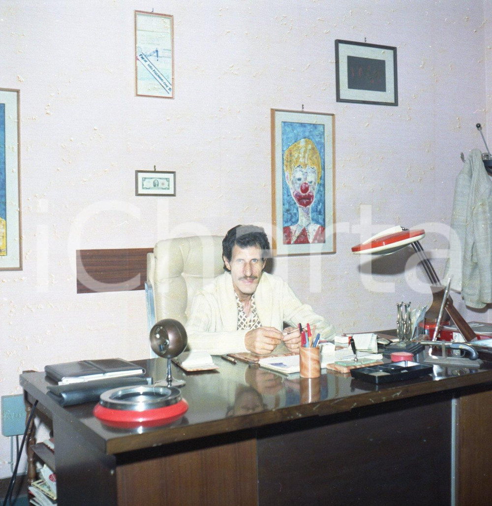 Fotografia d epoca originale 1975 CINEMA Ciccio INGRASSIA nel suo studio NEGATIVO ORIGINALE 1 1