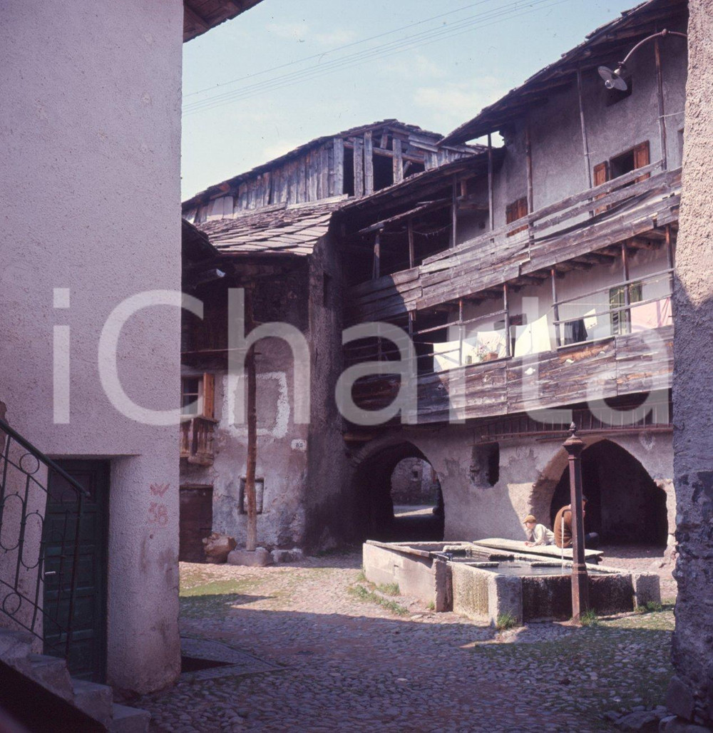 Fotografia d epoca originale 1970ca BASELGA DI PINÈ TN Rustici in paese DIAPOSITIVA ORIGINALE 1
