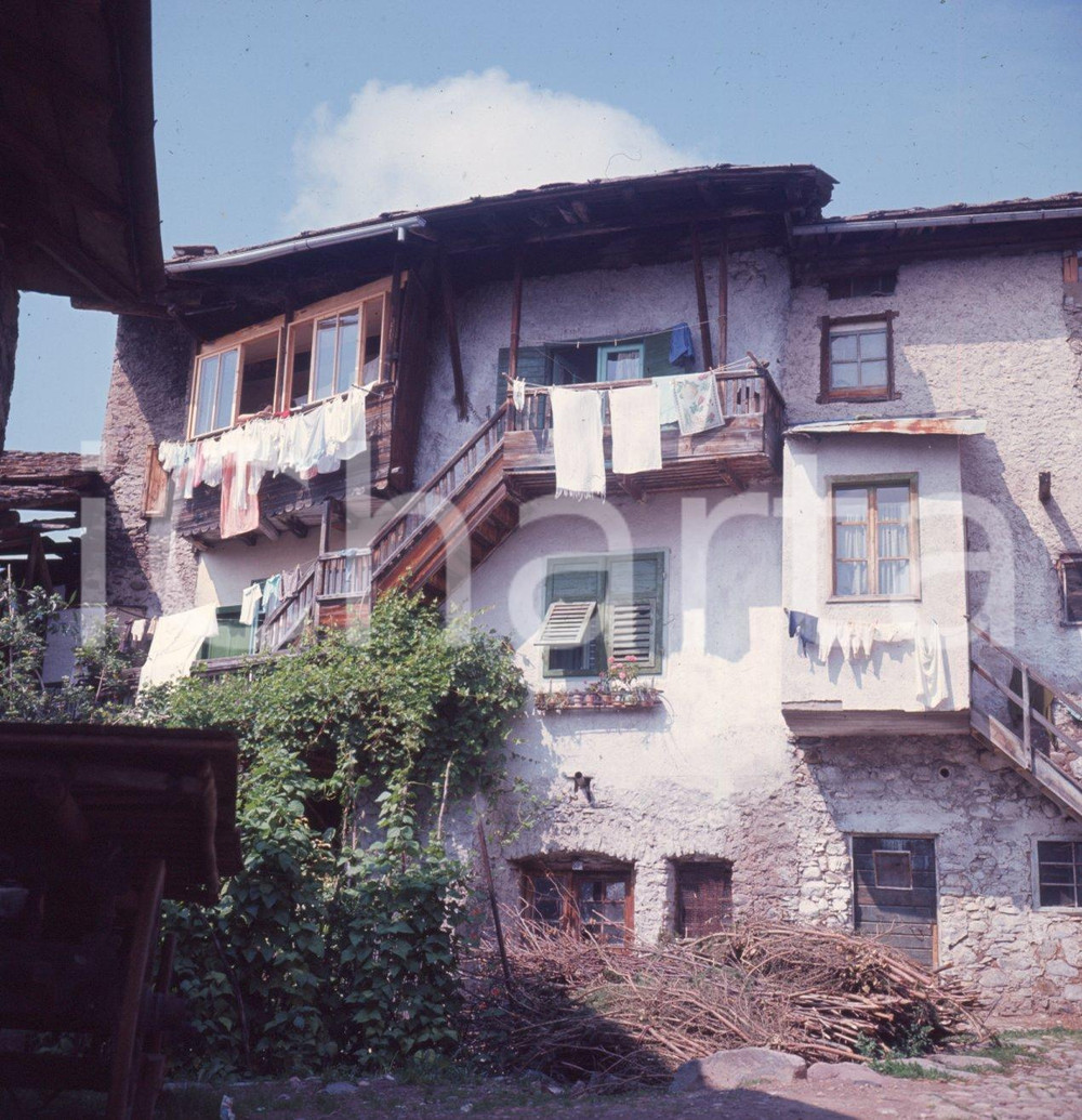 Fotografia d epoca originale 1970ca BASELGA DI PINÈ TN Rustico in paese DIAPOSITIVA ORIGINALE 1