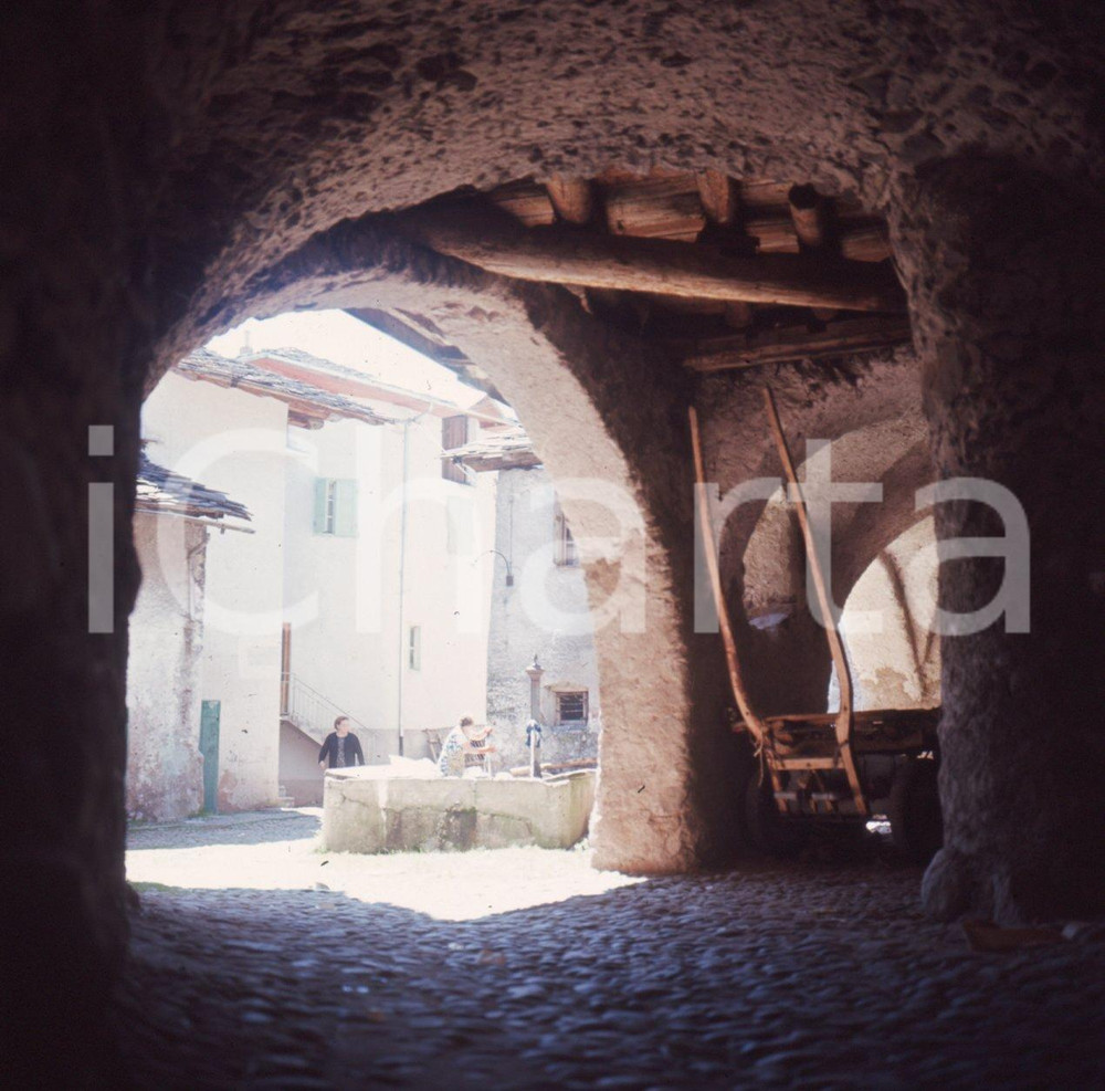 Fotografia d epoca originale 1970ca BASELGA DI PINÈ TN fraz Miola scorcio tra le case DIAPOSITIVA ORIGINALE 1