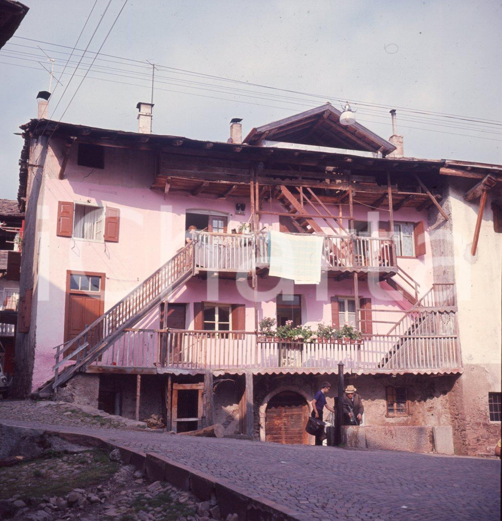 Fotografia d epoca originale 1970ca BASELGA DI PINÈ TN Rustico in paese DIAPOSITIVA ORIGINALE 2 1