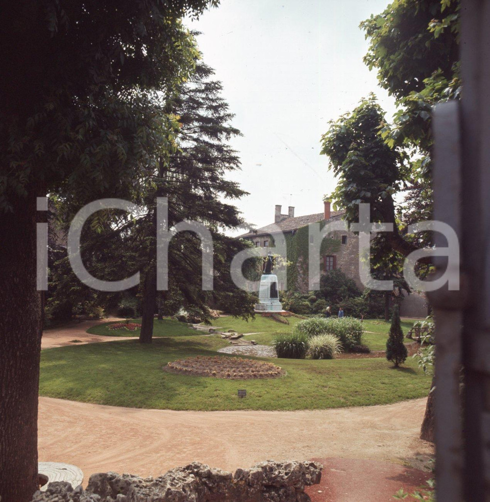 Fotografia d epoca originale 1970ca TOURNUS F Le monument du Centenaire de 1814 DIAPOSITIVA ORIGINALE 1