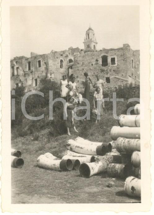 Fotografia d epoca originale 1938 BUSSANA VECCHIA Escursionisti tra le rovine del terremoto Foto 6x8 cm 1