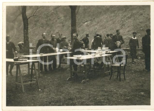 Fotografia d epoca originale 1931 CANZO San Miro al Monte  Giovani in attesa della colazione Foto 8x6 cm 1