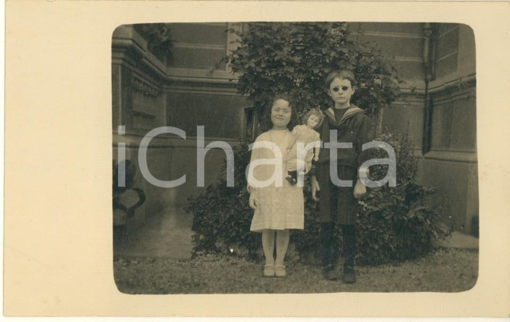 Fotografia d epoca originale 1930 ca FORNO CANAVESE Bambino cieco con la sorella con bambola Foto cartolina 1