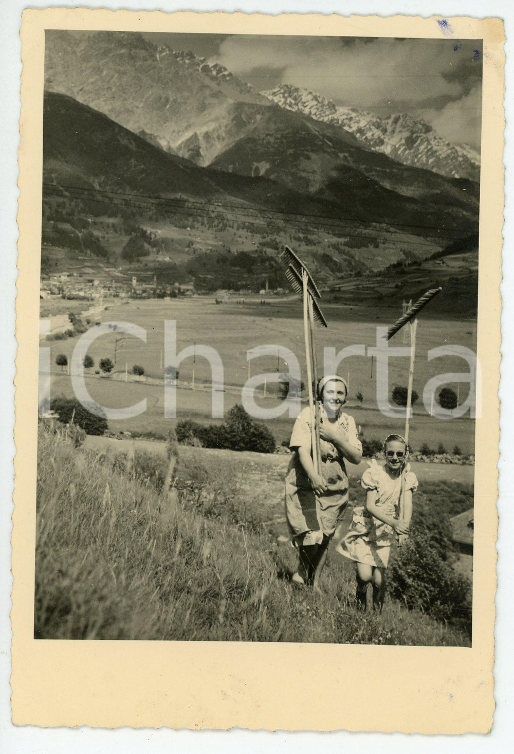 Fotografia d epoca originale 1953 BORMIO SO Madre e figlia con rastrelli per fieno  Foto 10x14 cm 1