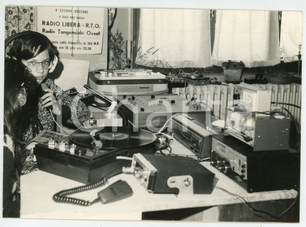 Fotografia d epoca originale 1977 CESANO BOSCONE  RADIO LIBERA RTO Radio Tangenziale Ovest  Foto 14x10 cm 1