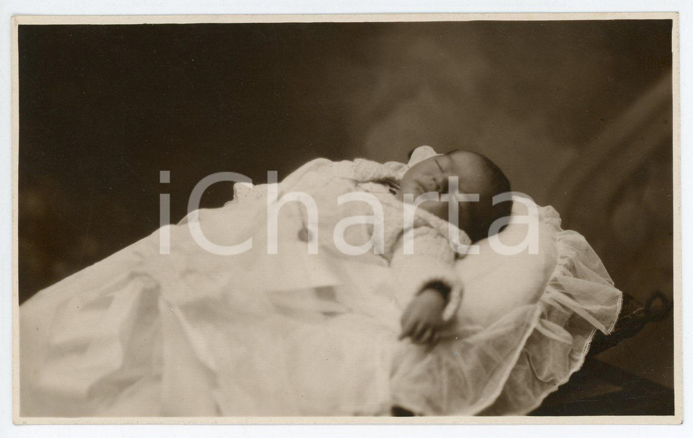 Fotografia d epoca originale 1930 ca ITALIA  POST MORTEM Neonato in abito bianco  Foto 13x8 cm 1
