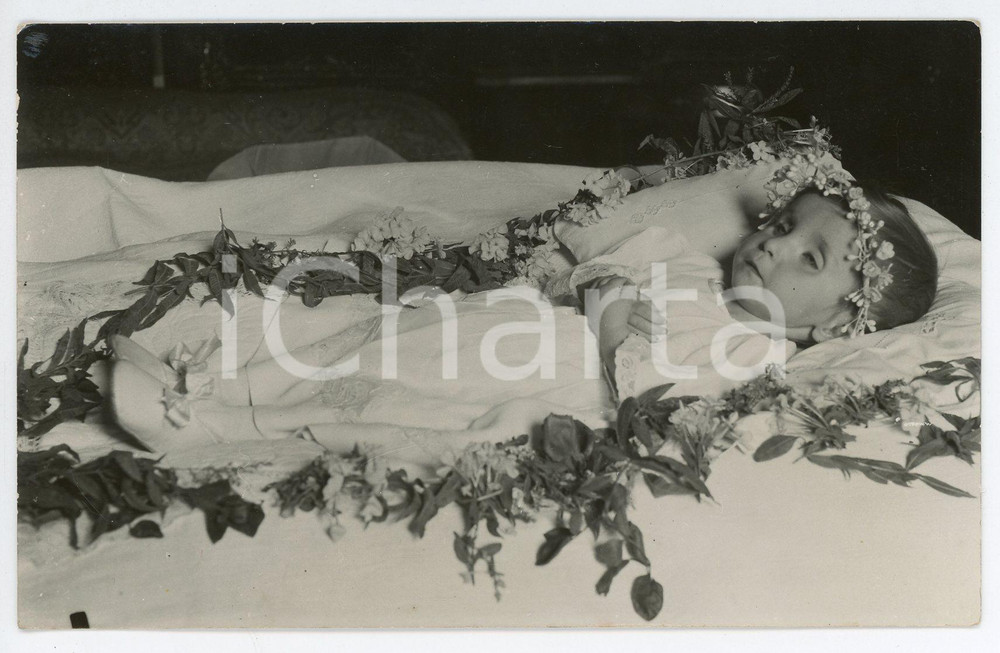 Fotografia d epoca originale 1930 ca ITALIA  POST MORTEM Bambino con coroncina e abito bianco  Foto 1
