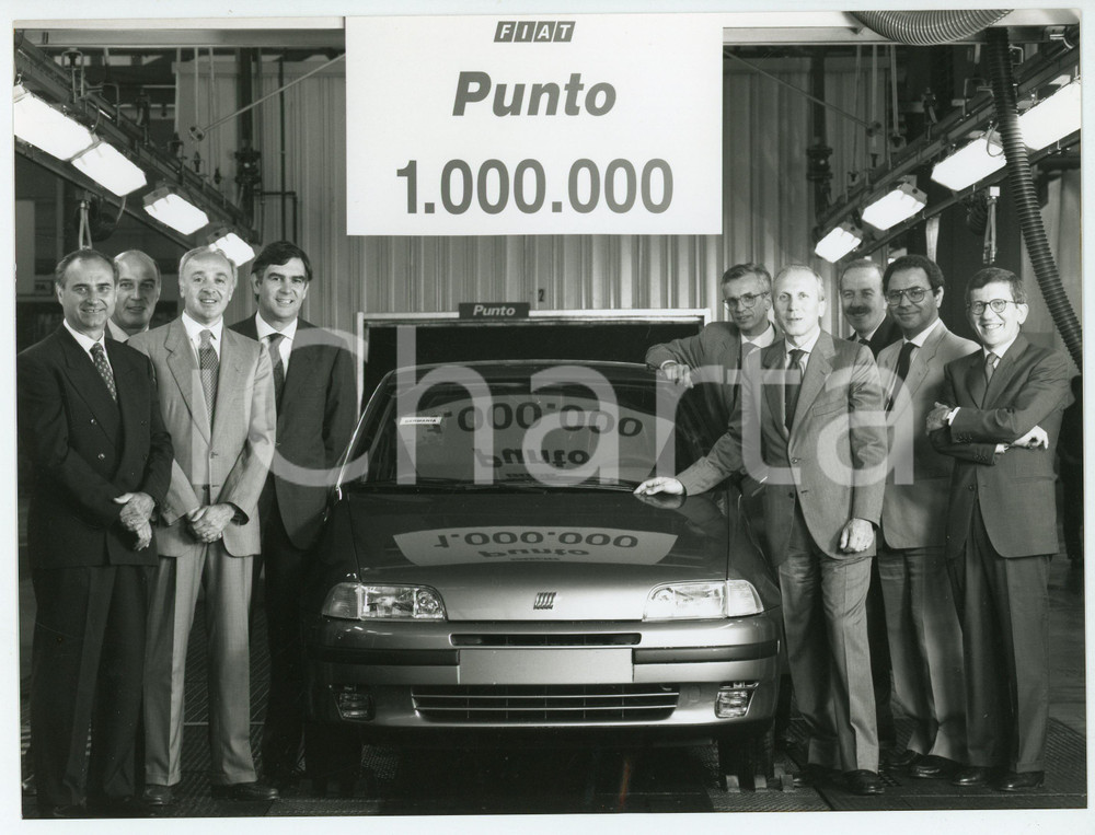 Fotografia d epoca originale 1995 ca TORINO MIRAFIORI Ing. Paolo CANTARELLA festeggia milionesima FIAT PUNTO 1