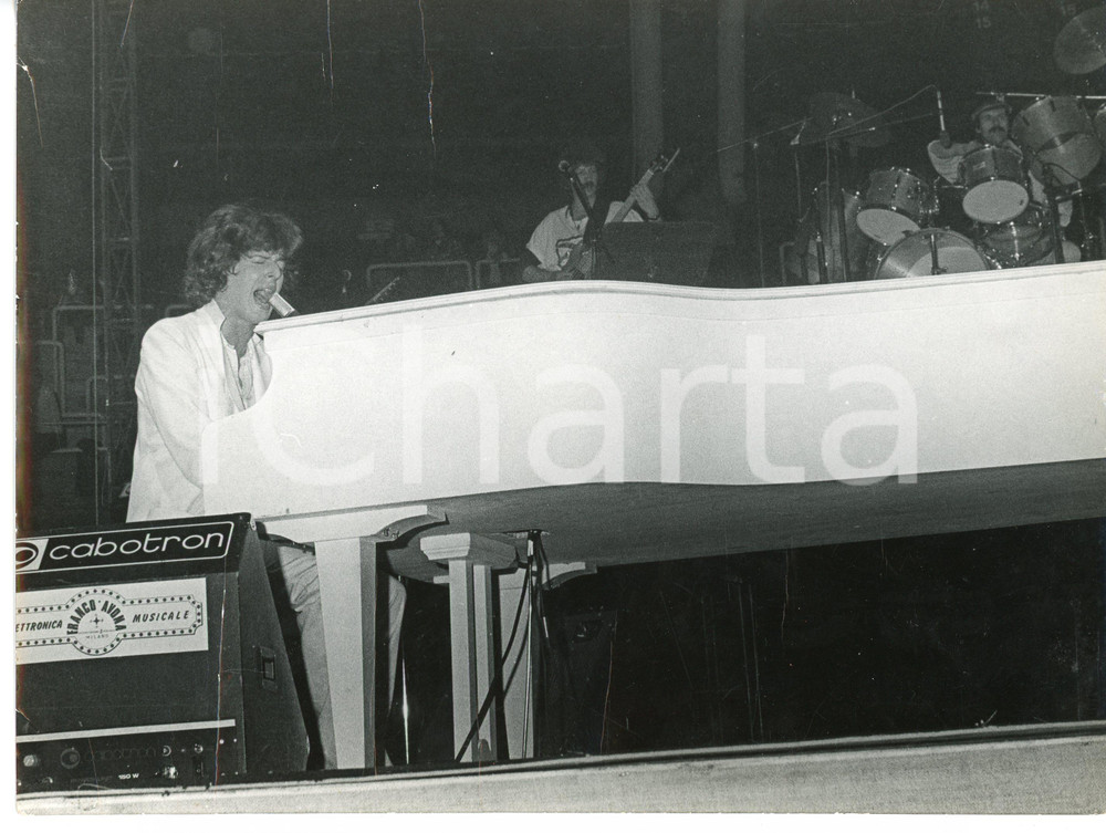 Fotografia d epoca originale 1975 ca ITALIA  MUSICA Claudio BAGLIONI al pianoforte durante concerto  Foto 1