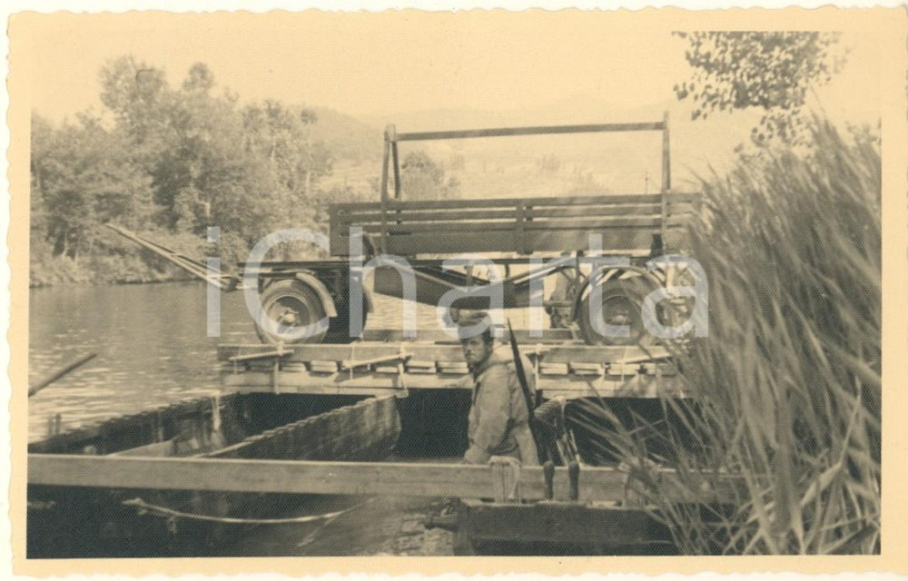 Fotografia d epoca originale 1940 ca WW2 ZONA DI GUERRA Trasporto di un veicolo sul fiume Foto 14x9 cm 1