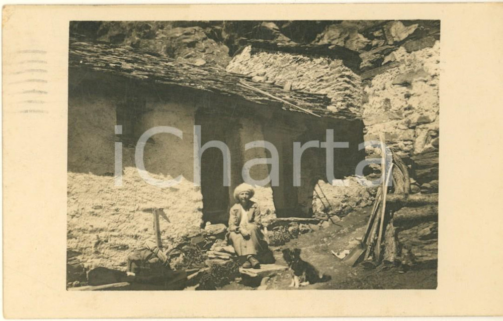 Fotografia d epoca originale 1924 GENOVA Donna e cagnolino in una casa rurale Foto COSTUME 14x9 cm 1