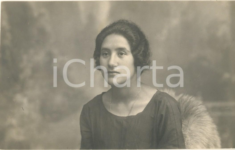 Fotografia d epoca originale 1925 COSTUME ITALIA Giovane donna in poltrona  Ritratto Foto artistica 14x9 1