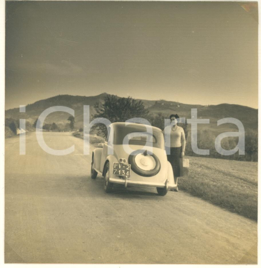 Fotografia d epoca originale 1955 TORRE DEGLI ALBERI PV Donna con FIAT 500 Topolino Foto vintage 14x9 cm 1