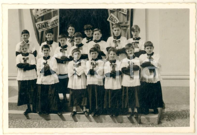 Fotografia d epoca originale 1950ca COSTUME ITALIA Chierichetti all ingresso della chiesa Foto vintage 10x7cm 1
