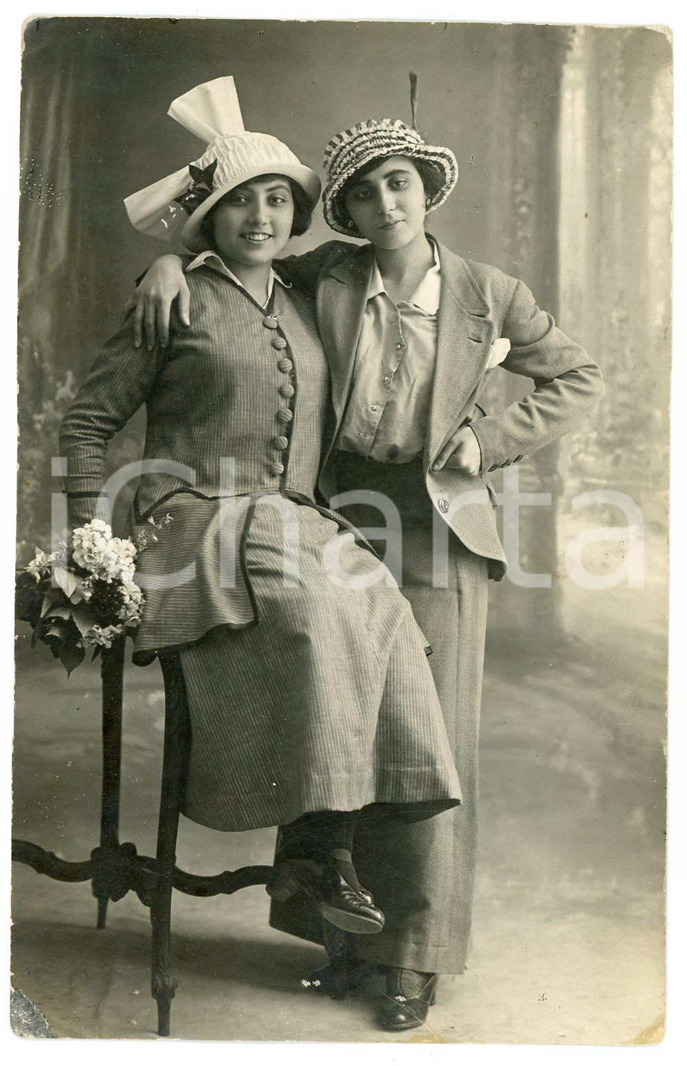 Fotografia d epoca originale 1930 ca ITALIA  COSTUME Ritratto di due sorelle  Foto 9x14 cm 1