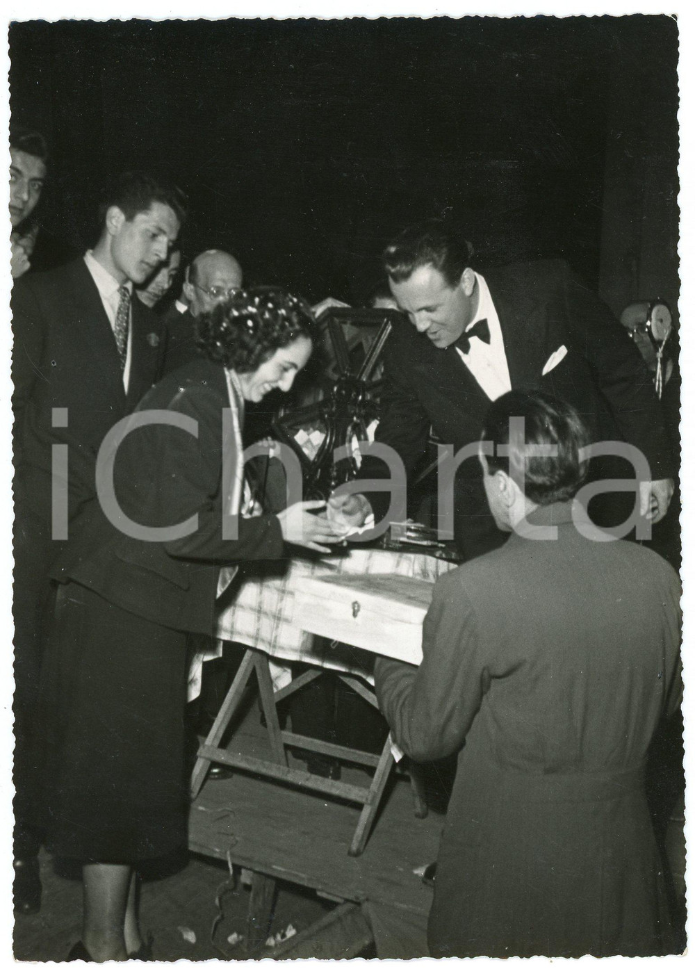Fotografia d epoca originale 1951 GENOVA Estrazione LOTTERIA Donna vince cassetta di vini  Foto SVICHER 1