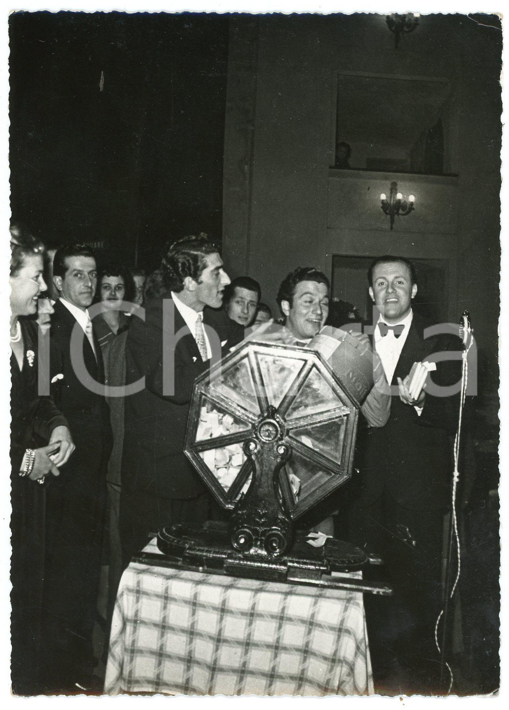 Fotografia d epoca originale 1951 GENOVA Estrazione LOTTERIA Uomo vince panettone MOTTA Foto SVICHER 1