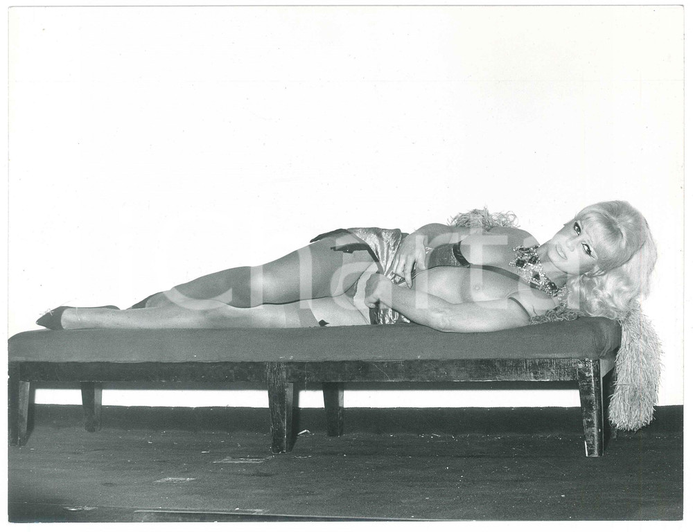 Fotografia d epoca originale 1965 ca EROTICA BURLESQUE Performer transessuale in topless  Foto 24x18 cm 1