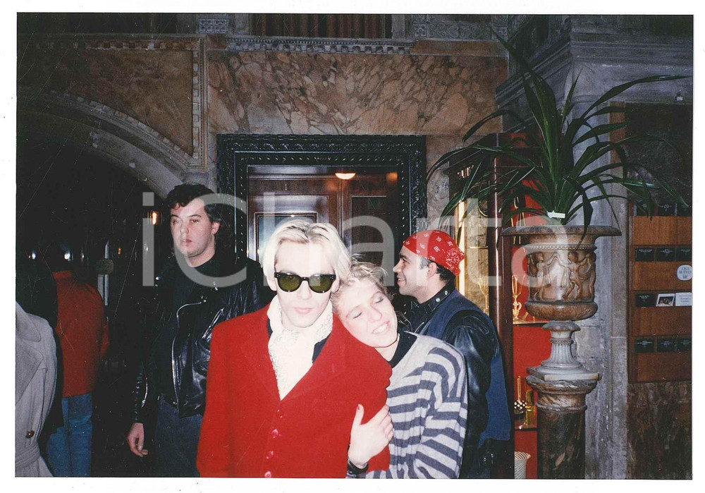 Fotografia d epoca originale 2000 ca VENEZIA Nick RHODES dei DURAN DURAN con una fan  Foto 14x10 cm 1