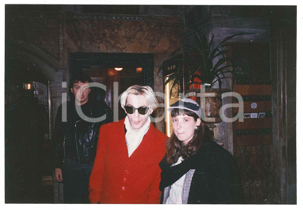 Fotografia d epoca originale 2000 ca VENEZIA Nick RHODES dei DURAN DURAN con una fan  Foto 14x10 cm 2 1